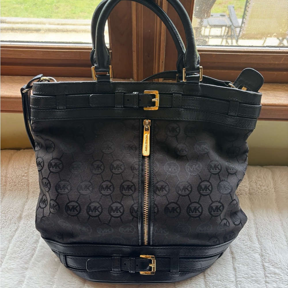 Michael Kors Black and Gold Medium Kingsbury